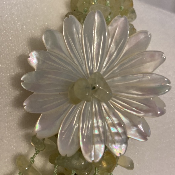 Stunning Multi-Strand Polished Peridot Chip and Mother of Pearl Flower Necklace - Picture 2 of 6